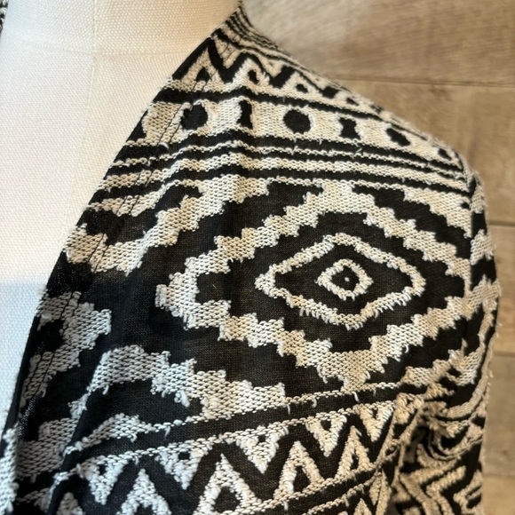 🛍️3/$30 American Eagle ‎ Outfitters women’s black & white oversized cardigan - Picture 5 of 9